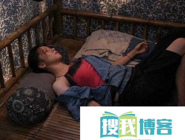 周莹躲进被子里