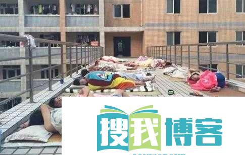 男生寝室熄灯后-众人的奇怪癖好：有人闻袜子-有人爱裸睡