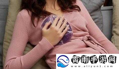 一边下奶一边吃面膜视频：惊人一幕