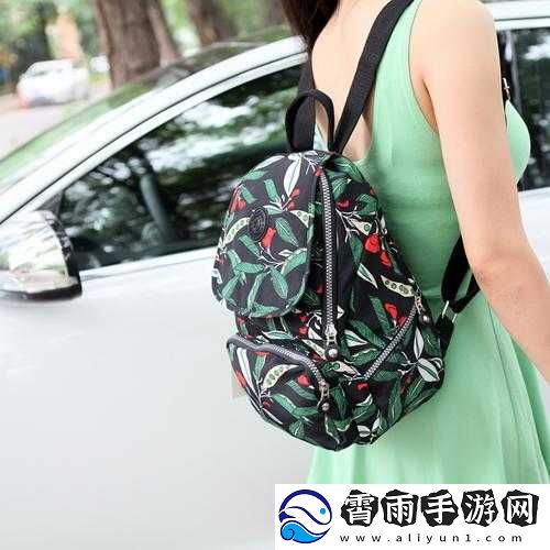 女生胸前的两个大包包有什么用
