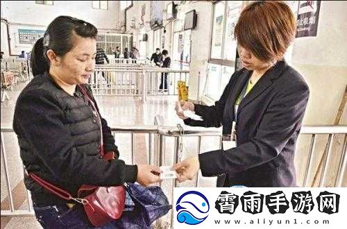 公交车检票员用B检票上车：注意秩序