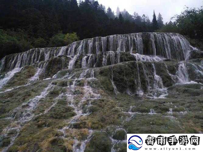 黄龙直捣溪水潺潺：自然奇景令人惊叹