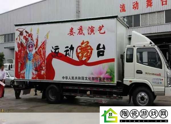 被称为公交车的明星-1.-公交车明星：城市穿梭的流动舞台