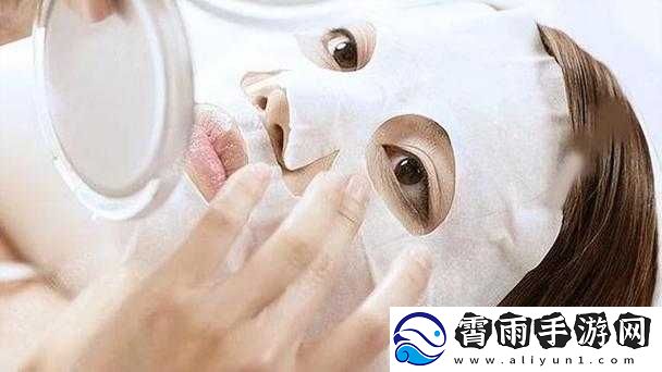 一个在上吃一个在下面敷面膜