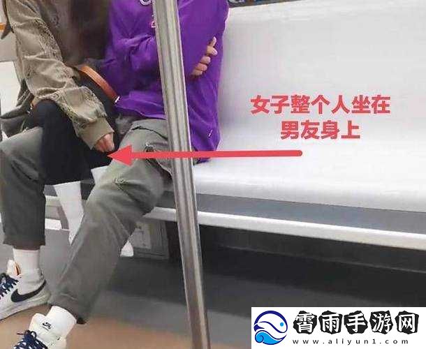 坐在男生腿上一直颠我