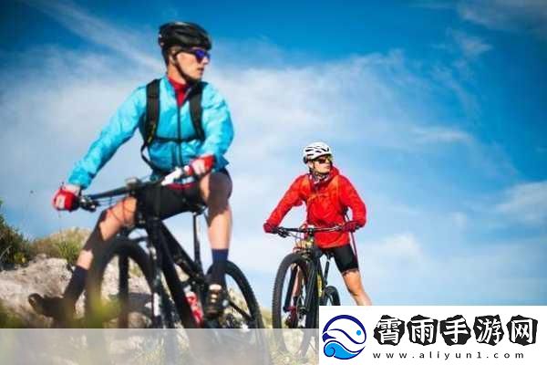 一前一后三个人一起骑自行车骑行技巧-团体骑行：三人协作提升骑行效率的技巧与策略