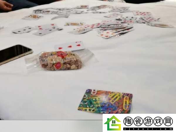 女生迈开腿打扑克又痛又叫：1.-女生打扑克时的意外尴尬瞬间