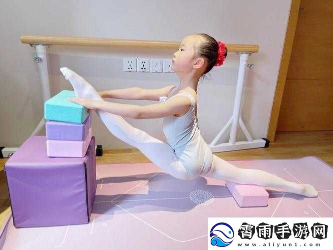 舞蹈生戴小玩具练劈叉：这合适吗