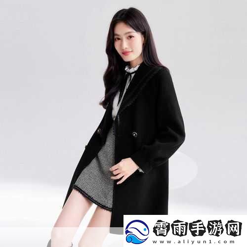 秋水伊人2022黑色毛呢外套-1.-秋水伊人2022黑色毛呢外套：优雅与温暖的完美结合