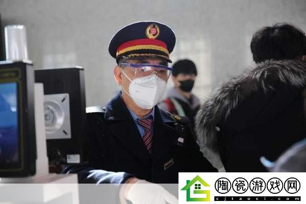 检票员用下面检票按尺寸上车：1.-检票员的身影：为您开启乘车之旅