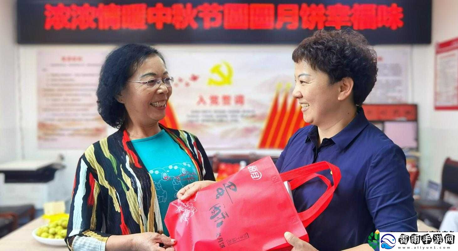 妈妈女儿共做月饼话亲情