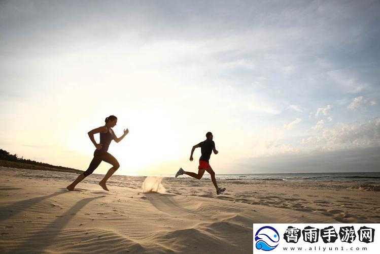 两个人一前一后有力地奔跑