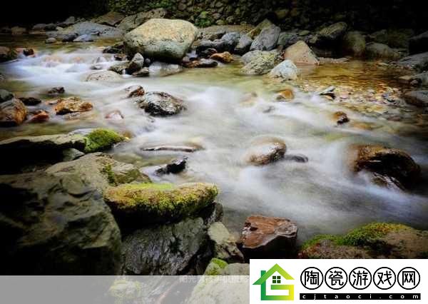 黄龙风景区溪水潺潺的秘密：1.-黄龙秘境：溪水潺潺中的自然韵律