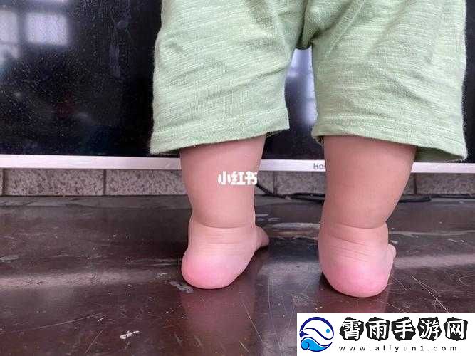 宝宝把脚抬高看镜子：可爱瞬间的捕捉