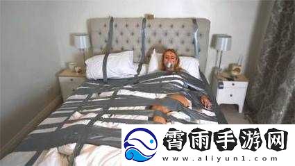女孩子手脚绑起来嘴用胶带封上
