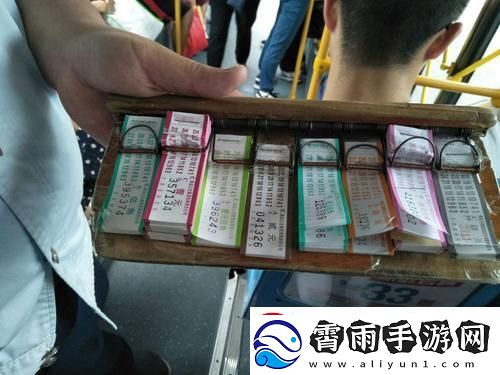 "墨"守成规-公交售票员"潮"玩法引爆眼球！