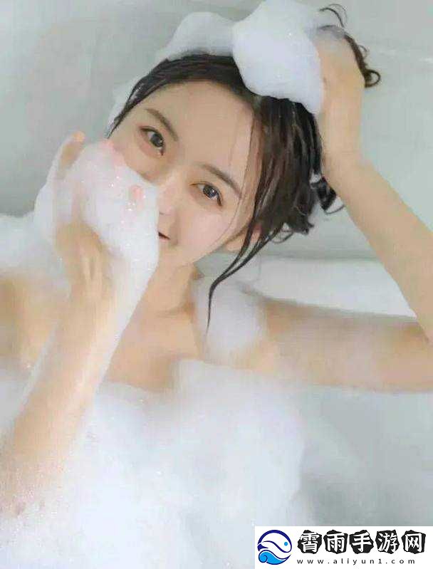 女人洗澡用沐浴露全身真实展现