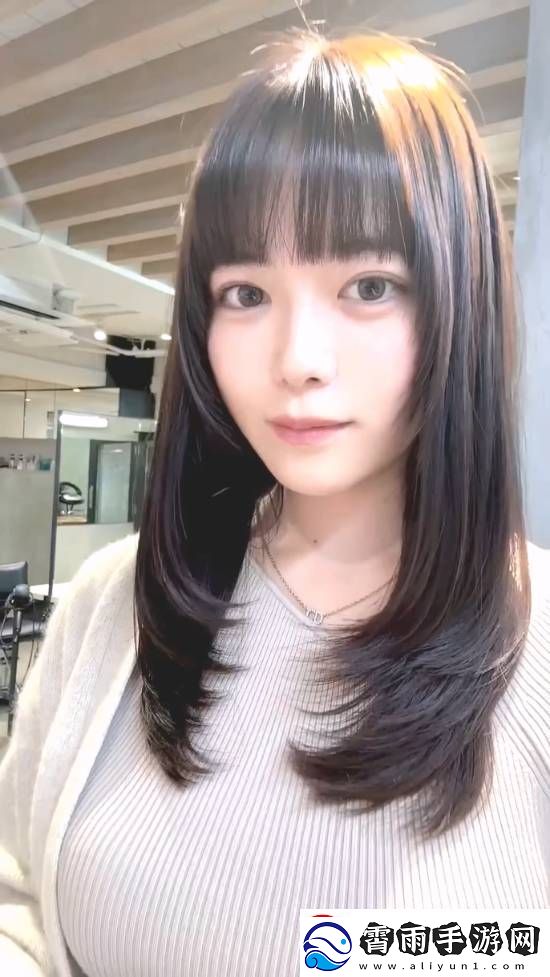 东云海发视频晒新发型知性少女韵味十足