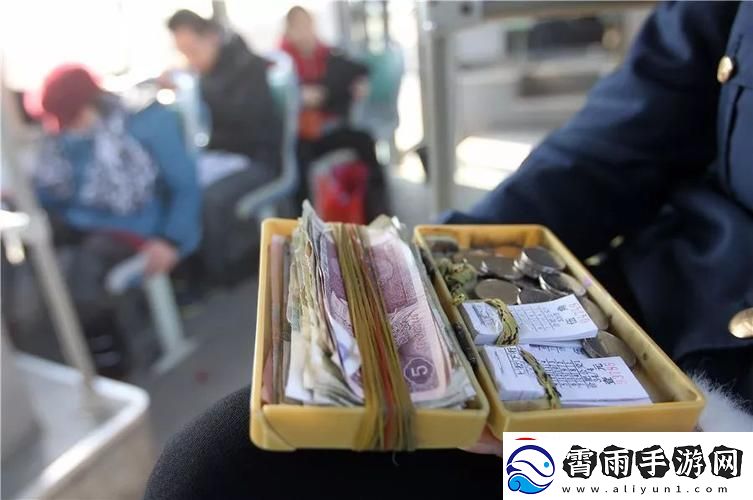 “小镇公交奇遇：售票员下面量尺寸-网友直呼‘辣眼睛’！”