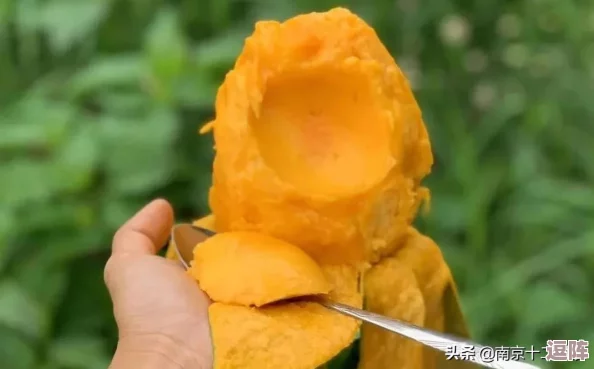 手指划入缝隙挖水