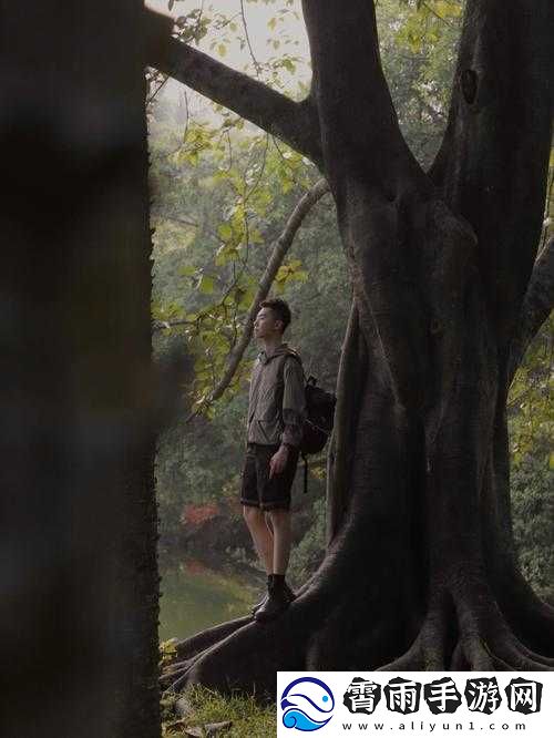 手划过小腹划入黑色丛林