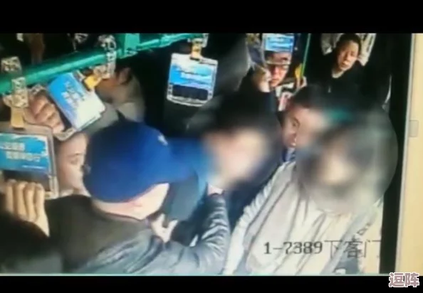 我故意没有穿内裤坐公车让人吊