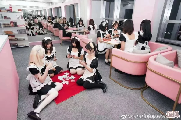 女仆扒开跪着让客人玩小舞