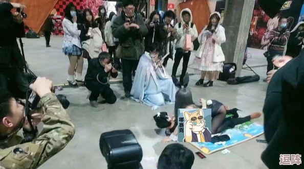 女仆扒开跪着让客人玩小舞