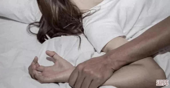 女人脱了内裤趴开腿让男躁
