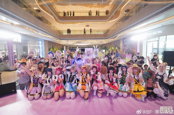 女仆扒开跪着让客人玩小舞-现场气氛火热引发众多围观者驻足观看与互动