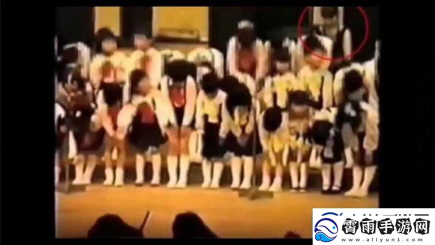 小女孩吃小男孩小叮当视频