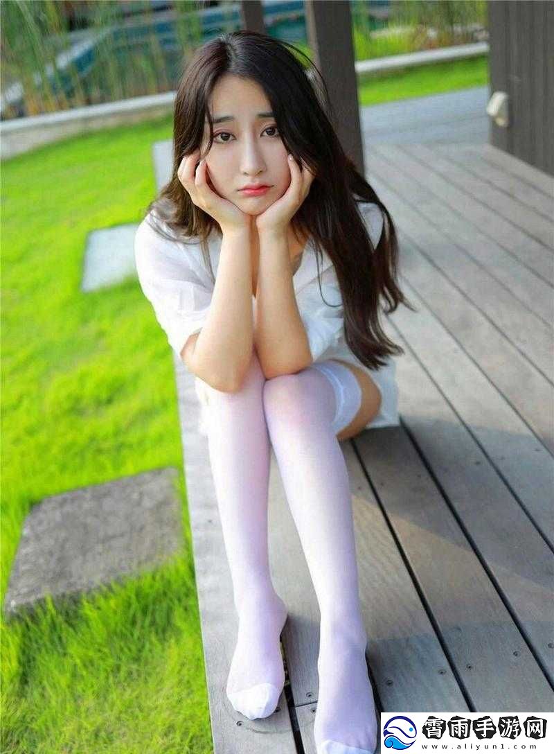 白丝校花自慰流出白色液体画面引人遐想
