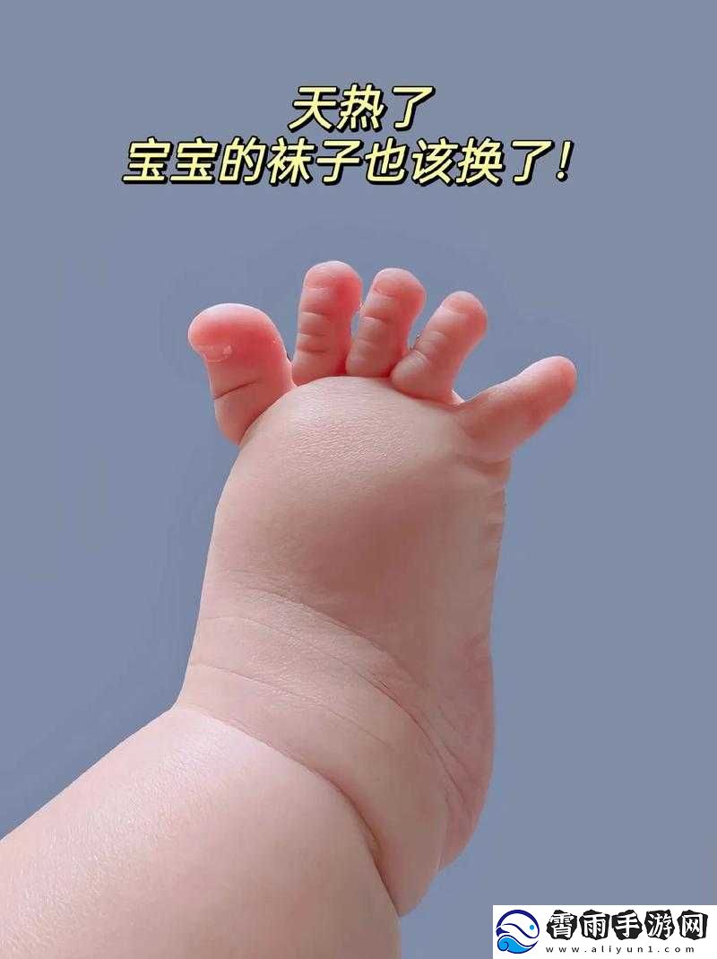 宝宝把脚抬高看镜子